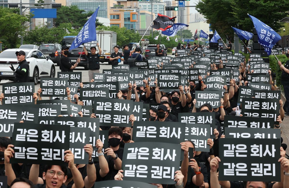 삼성전자 DX(디바이스경험) 부문 직원 중심으로 구성된 삼성전자 노동조합 '동행'(동행노조) 노조원들이 집회를 열고 있다. 기사 이해를 돕기 위한 자료 사진. 삼성전자 DX 부문 중심의 삼성전자 노동조합 '동행'(동행노조)는 오는 21일 대규모 집회를 개최한다. 동행노조는 오는 21일 오후 3시부터 서울 강남구 삼성전자 서초사옥 인근에서 집회를 연다. 이번 집회에는 약 3000명이 참석할 것으로 예상된다. 동행노조는 지난 5월 노사가 합의한 임금협상 과정에서 DX 부문이 소외됐다고 주장하고 있다. 또 반도체 사업을 담당하는 DS(디바이스솔루션) 부문과의 보상 격차가 지나치다는 주장도 하고 있다. 동행노조는 그러면서 DX 부문 직원 1인당 자사주 1000주 수준의 보상안 마련, 2026년 임금교섭 전면 백지화와 실질 교섭 등을 요구하고 있다. / 뉴스1