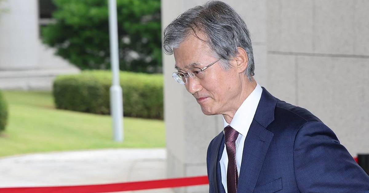 조희대 대법원장이 20일 서울 서초구 대법원으로 출근하고 있다. 조 대법원장은 지난 18일 노태악 전 대법관과 이흥구 대법관 후임으로 손봉기 대구지방법원 부장판사와 김성수 서울고등법원 부장판사를 이재명 대통령에게 임명 제청했다. 조 대법원장이 관례를 깨고 신임 대법관 후임을 서면 제청한 것으로 파악돼 파장이 커지고 있다 / 뉴스1