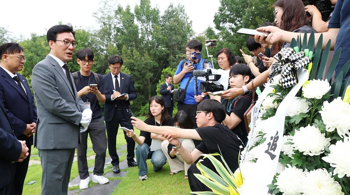 김민석 더불어민주당 대표가 20일 오전 세종시 은하수공원에 안장된 고(故) 이해찬 전 국무총리의 묘역을 찾아 참배한 뒤 발언하고 있다 / 뉴스1