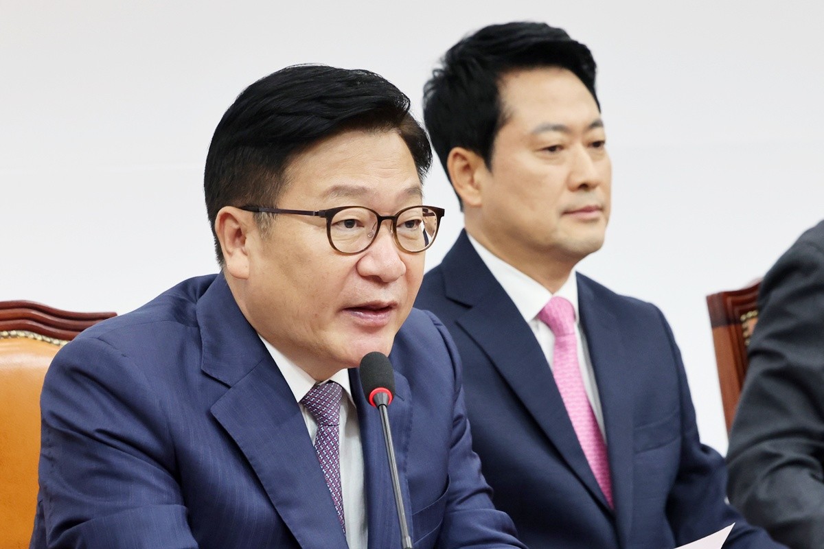 정점식 국민의힘 원내대표가 서울 여의도 국회에서 열린 최고위원회의에서 모두발언을 하고 있다. 국민의힘 정점식 원내대표가 조희대 대법원장의 대법관 후보 서면 제청과 관련해 '조희대 씨 물러나라'라고 언급한 더불어민주당 김민석 신임 대표를 향해 '대법원장에게 공갈 협박이나 늘어놓는 모습이 정청래 전 대표와 뭐가 다른가'라고 지적했다. 정점식 원내대표는 20일 서울 여의도 국회에서 열린 최고위원회의에서 '아무리 대통령의, 대통령을 위한, 대통령에 의한 '친명(친이재명)' 당 대표라지만 집권여당의 당 대표 취임 첫 일성이 민생 메시지가 아닌 '조희대 씨 물러나라'라니 기가 막히고 실망스러울 따름'이라며 이렇게 비판했다. / 뉴스1
