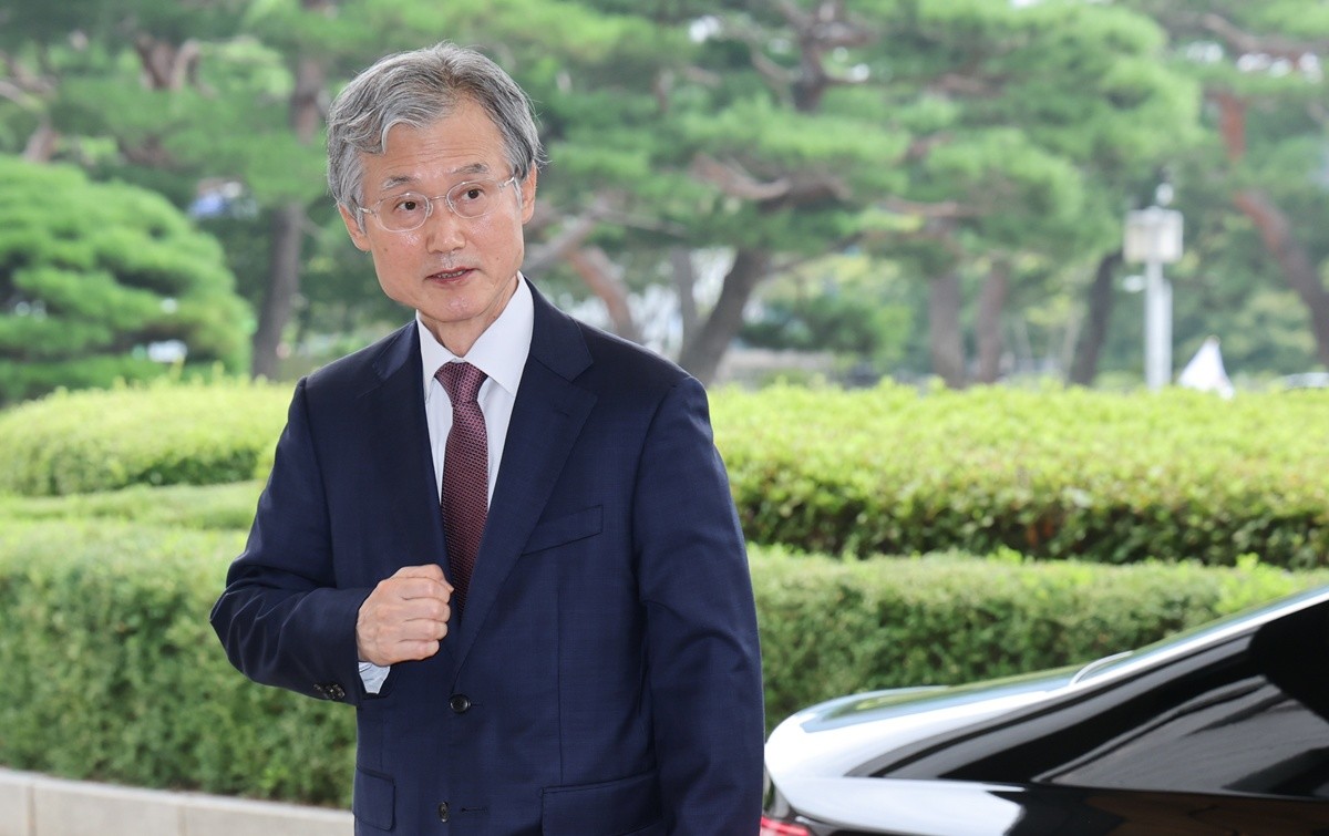 조희대 대법원장이 20일 서울 서초구 대법원으로 출근하고 있다. 조 대법원장은 지난 18일 노태악 전 대법관과 이흥구 대법관 후임으로 손봉기 대구지방법원 부장판사와 김성수 서울고등법원 부장판사를 이재명 대통령에게 임명 제청했다. / 뉴스1