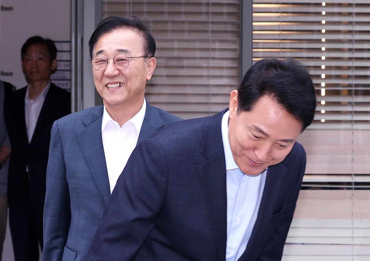 김윤덕 국토교통부 장관과 오세훈 서울시장이 20일 서울 모처에서 서울 주택 공급 방안을 논의하기 위한 회동을 마친 뒤 이동하고 있다. 오세훈 시장은 이날 서울 모처에서 김윤덕 장관과 면담한 뒤 서울시청으로 돌아와 브리핑을 열고 '김윤덕 장관과 만나 몇 가지 현안에 대해 논의했는데 결론적으로 용산공원에 대해서는 평행선이었다'라고 전했다. 오 시장은 '용산공원 전체 부지에 아파트를 짓는 방안은 어떤 경우에도 서울시는 동의할 수 없다는 입장을 강한 톤으로 분명히 말씀드렸다'라며 '(여기에) 동의하는 건 시장으로서 역사의 죄인으로 남는 결과를 초래할 것이라고도 강조했다'라고 덧붙였다. / 뉴스1