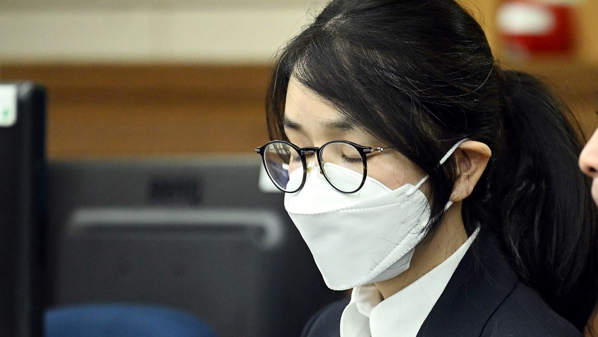 김건희 여사가 지난 2025년 9월 24일 서울 서초동 서울중앙지법에서 열린 김 여사의 특정범죄가중처벌법상 알선수재 및 자본시장법·정치자금법 위반 등 사건 첫 재판에 출석했다 / 뉴스1