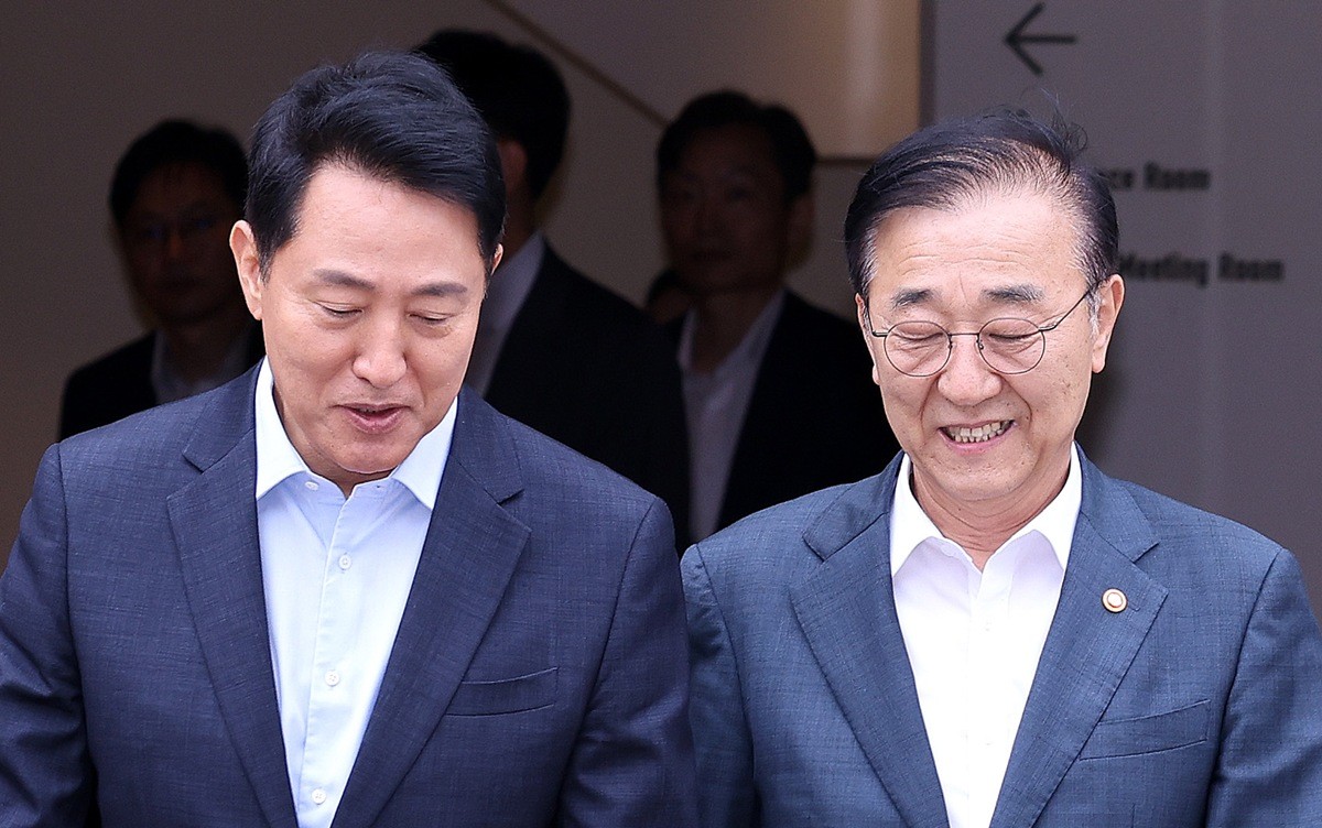 김윤덕 국토교통부 장관과 오세훈 서울시장이 20일 서울 모처에서 서울 주택 공급 방안을 논의하기 위한 회동을 마친 뒤 이동하고 있다. 오세훈 시장은 이날 서울 모처에서 김윤덕 장관과 면담한 뒤 서울시청으로 돌아와 브리핑을 열고 '김윤덕 장관과 만나 몇 가지 현안에 대해 논의했는데 결론적으로 용산공원에 대해서는 평행선이었다'라고 전했다. 오 시장은 '용산공원 전체 부지에 아파트를 짓는 방안은 어떤 경우에도 서울시는 동의할 수 없다는 입장을 강한 톤으로 분명히 말씀드렸다'라며 '(여기에) 동의하는 건 시장으로서 역사의 죄인으로 남는 결과를 초래할 것이라고도 강조했다'라고 덧붙였다. / 뉴스1
