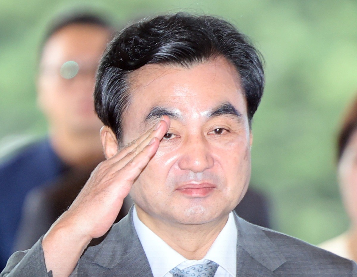 안규백 국방부 장관 자료 사진. 안규백 국방부 장관은 탈영 의혹과 관련해 결백함을 다시 한번 강조했다. 안 장관은 20일 서울 여의도 국회 국방위원회 전체회의에서 나왔다. 안 장관은 이 자리에서 탈영 의혹 관련 병적기록부 공개를 요구하는 천하람 개혁신당 의원에게 '하늘을 우러러 한 점 부끄러움이 없다'라며 '완전 사실과 다른 내용'이라고 말했다. / 뉴스1