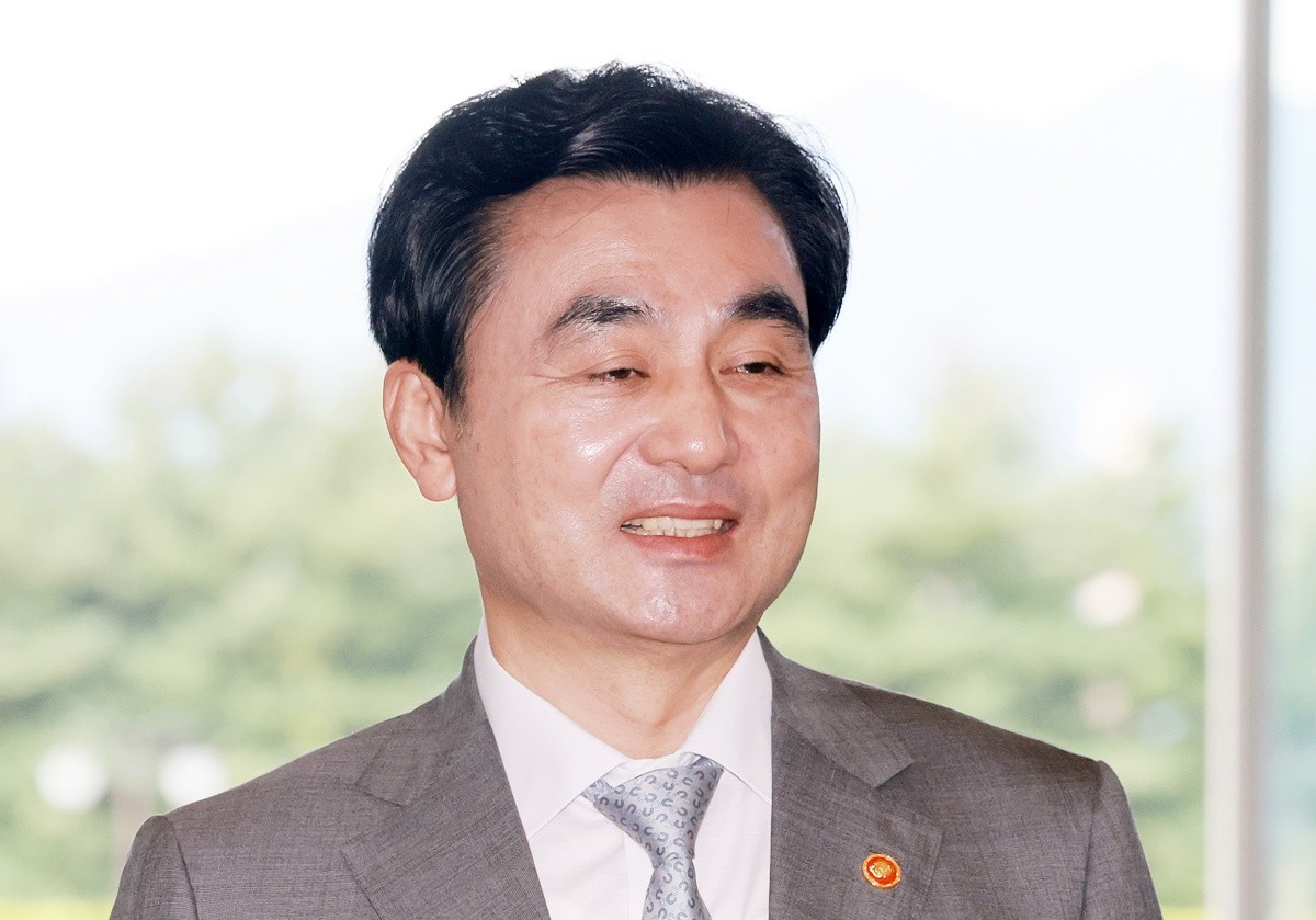 안규백 국방부 장관 자료 사진. 안규백 국방부 장관 탈영 의혹과 관련해 결백함을 다시 한번 강조했다. 안 장관은 20일 서울 여의도 국회 국방위원회 전체회의에서 나왔다. 안 장관은 이 자리에서 탈영 의혹 관련 병적기록부 공개를 요구하는 천하람 개혁신당 의원에게 '하늘을 우러러 한 점 부끄러움이 없다'라며 '완전 사실과 다른 내용'이라고 말했다. / 뉴스1