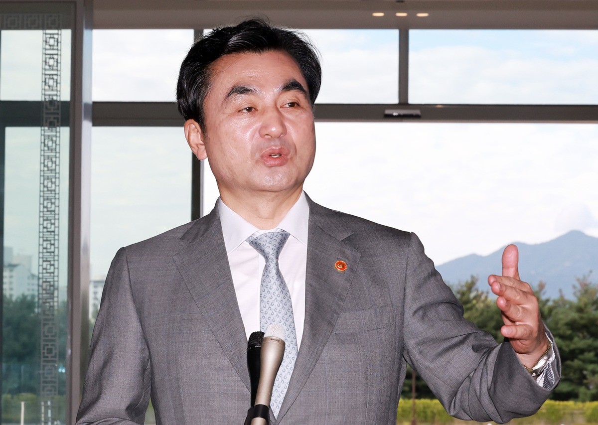 안규백 국방부 장관 자료 사진. 안규백 국방부 장관은 탈영 의혹과 관련해 결백함을 다시 한번 강조했다. 안 장관은 20일 서울 여의도 국회 국방위원회 전체회의에서 나왔다. 안 장관은 이 자리에서 탈영 의혹 관련 병적기록부 공개를 요구하는 천하람 개혁신당 의원에게 '하늘을 우러러 한 점 부끄러움이 없다'라며 '완전 사실과 다른 내용'이라고 말했다. / 뉴스1