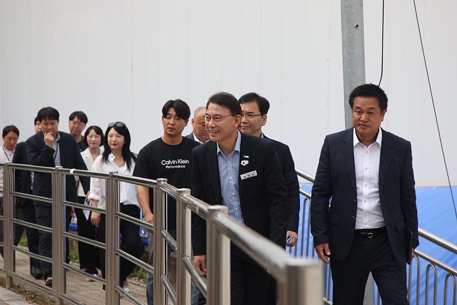최현덕 시장이 20일 오남중학교 주변 통학로를 걸으며 학생들의 통학 동선과 보행 안전 여건을 살피고 있다