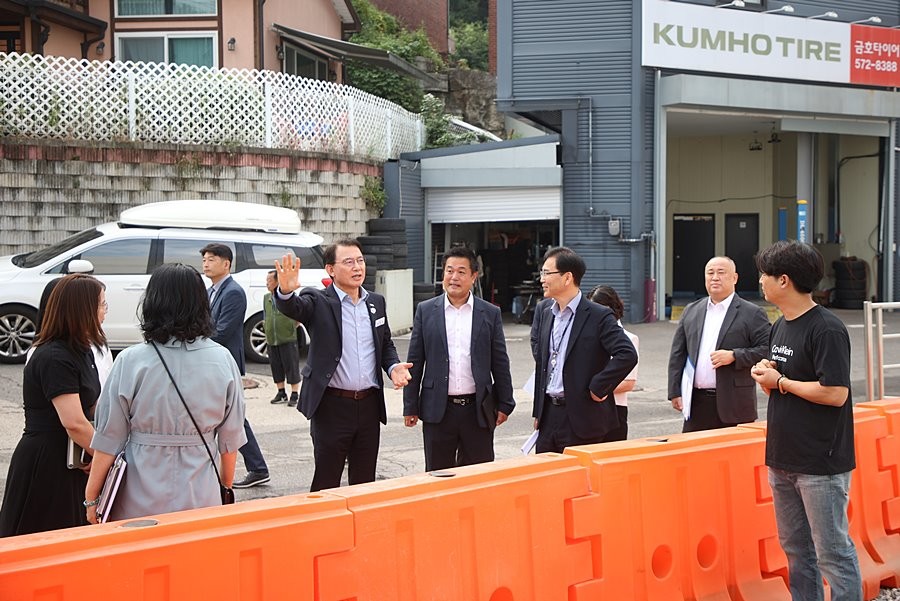 최현덕 시장이 오남중학교 주변 통학로를 찾아 학생들의 동선과 안전시설 설치 현황을 점검하고 있다