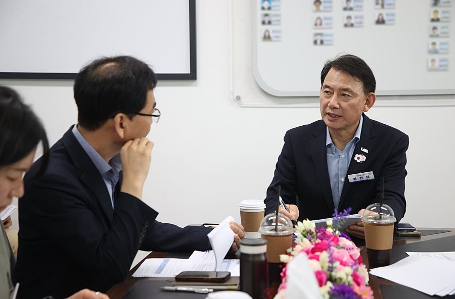 최현덕 시장이 오남읍 ‘현장시장실’에서 주요 현안과 사업 추진 상황을 보고받고 있다