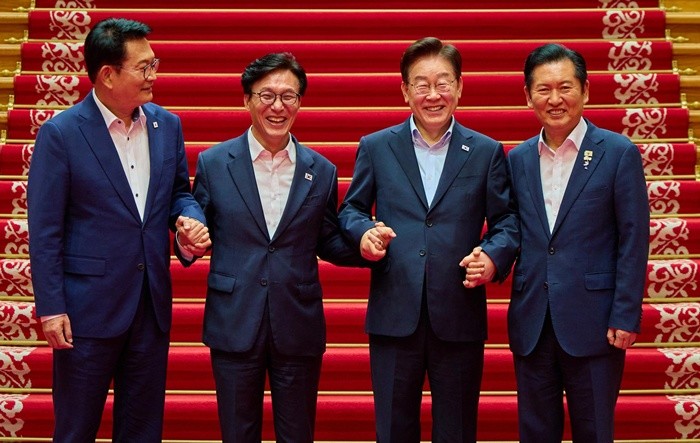 이재명 대통령이 19일 청와대에서 열린 더불어민주당 당대표·후보자 만찬 간담회에서 김민석 신임 대표와 정청래·송영길 후보와 기념촬영을 하고 있다. 왼쪽부터 송영길 후보, 김민석 대표, 이재명 대통령, 정청래 후보. (청와대 제공. 재판매 및 DB 금지) 2026.8.19/뉴스1