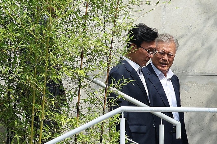 김민석 더불어민주당 대표가 19일 경남 양산시 하북면 평산마을 문재인 전 대통령 사저를 방문한 뒤 문 전 대통령의 배웅을 받고 있다. 2026.8.19/뉴스1