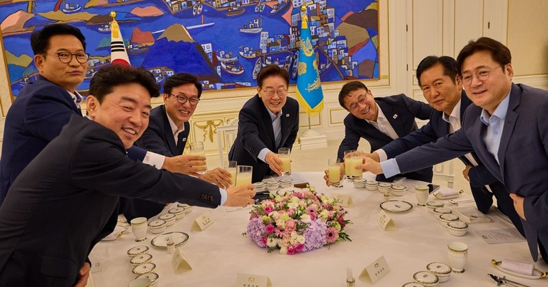 이재명 대통령이 19일 청와대에서 열린 더불어민주당 당대표·후보자 만찬 간담회에서 김민석 신임 대표와 정청래·송영길 후보와 건배하고 있다. 왼쪽부터 강훈식 비서실장, 송영길 후보, 김민석 대표, 이재명 대통령, 한병도 원내대표, 정청래 후보, 홍익표 정무수석. (청와대 제공. 재판매 및 DB 금지) 2026.8.19/뉴스1