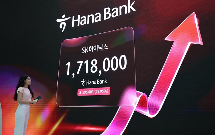 31일 오후 서울 중구 하나은행 딜링룸 전광판에 SK하이닉스 주가가 나타나고 있다. 이날 SK하이닉스는 반도체주 낙폭 과대 인식에 사상 첫 상한가로 마감했다. 2026.7.31/뉴스1