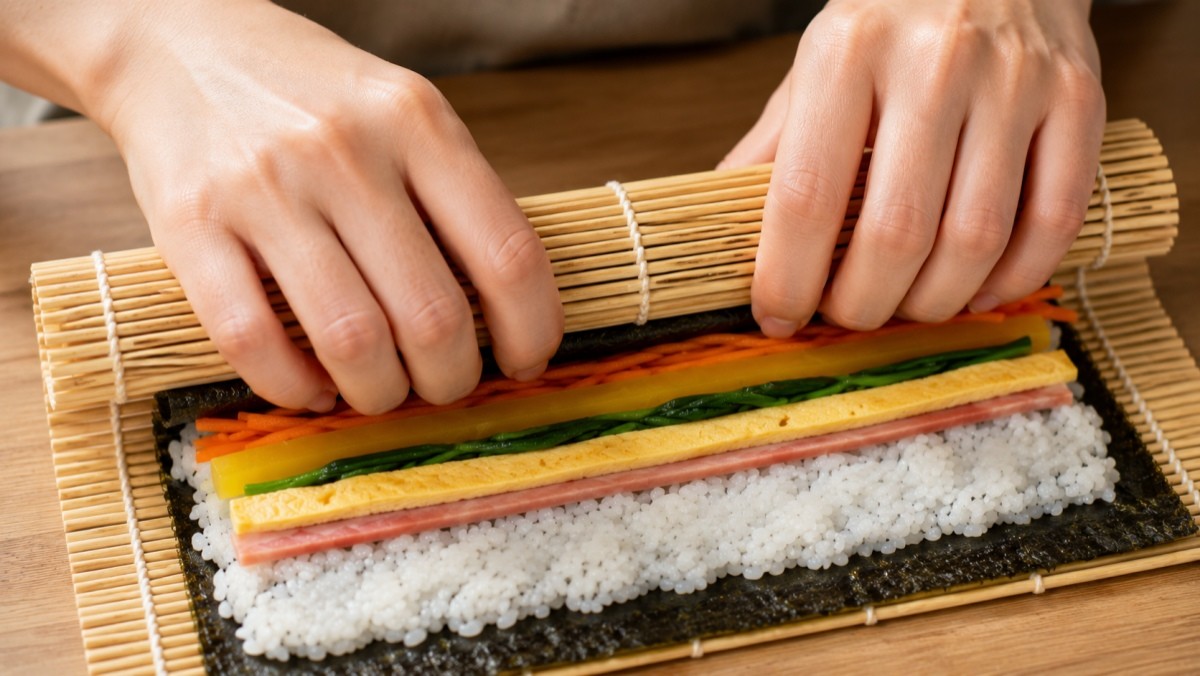 김밥을 말고 있는 모습을 표현한 자료사진. AI툴을 활용해 생성됐습니다.