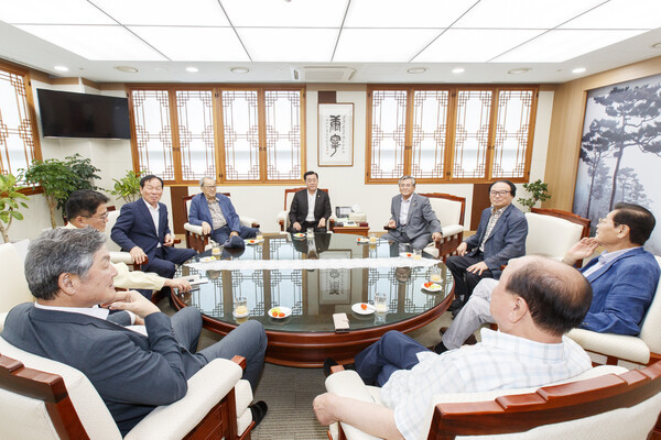 김희수 경북도의회 의장, 역대 의장들과 간담회...지방의회 발전 논의