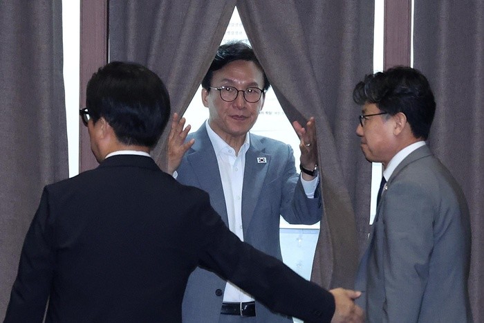 김민석 더불어민주당 대표가 20일 서울 여의도 국회에서 열린 제438회국회(임시회) 제1차 본회의에서 특별감찰관 후보자(최용훈, 최길수, 강지식) 추천안을 투표하고 있다. 2026.8.20/뉴스1