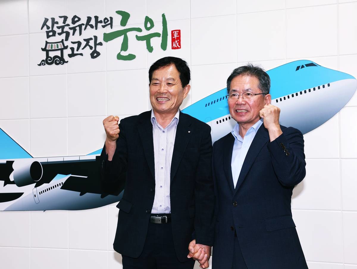 최유철 의성군수와 김진열 군위군수는 신공항 추진 관련 현안과 협력 방안을 깊이 있게 논의했다 / 의성군