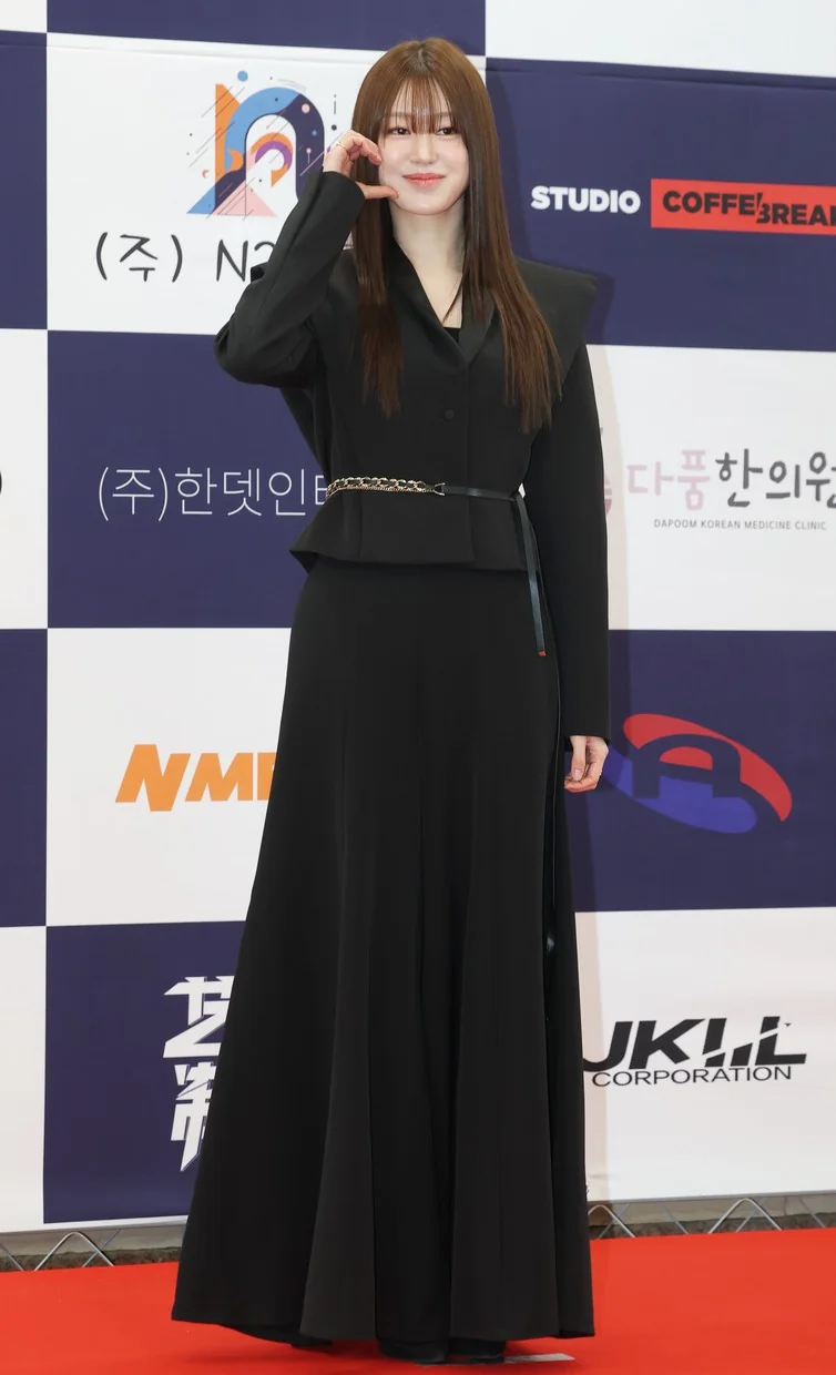 검은색 정장으로 단정한 매력을 뽐내는 최서은 (사진=뉴스1)