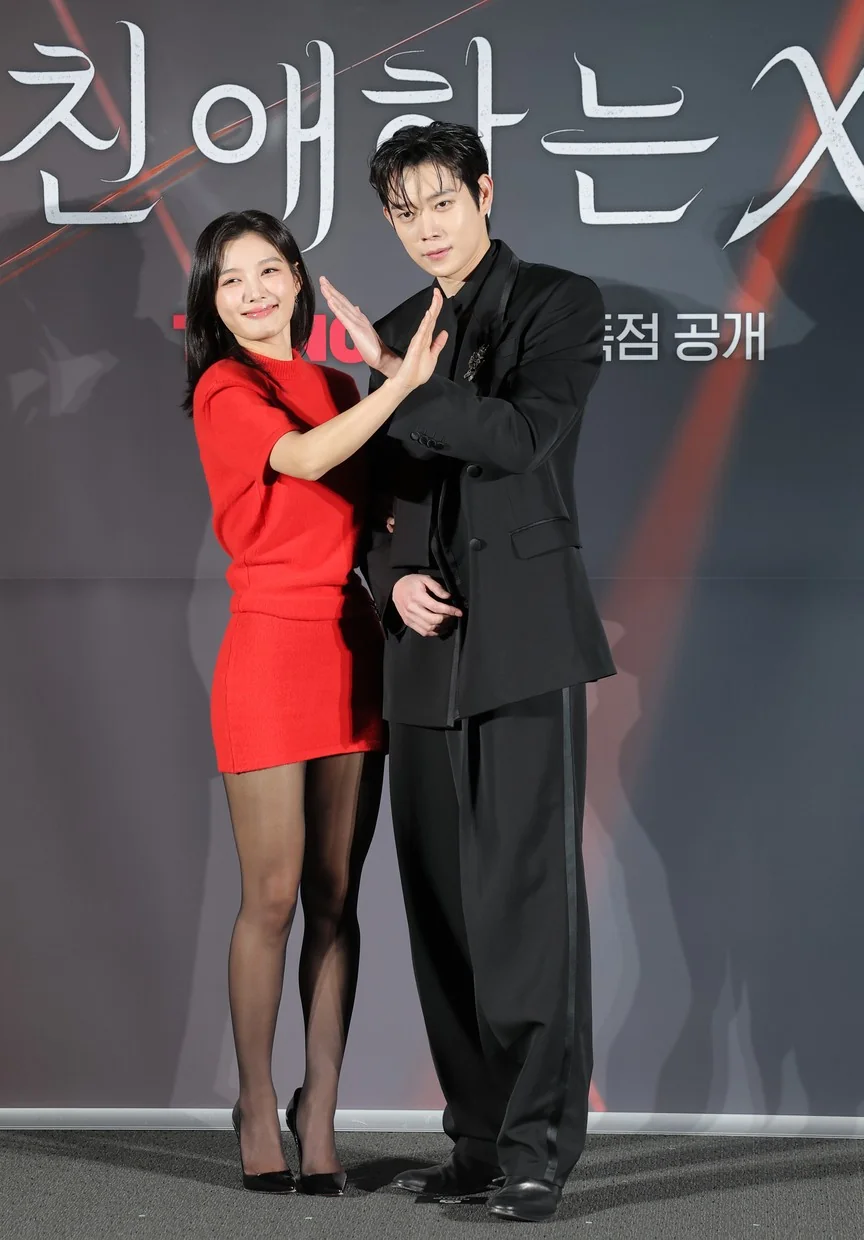 '친애하는X' 주연 배우들이 포즈를 취하고 있다. 10월 첫방송을 앞두고 기대가 고조되고 있다. (사진=뉴스1)