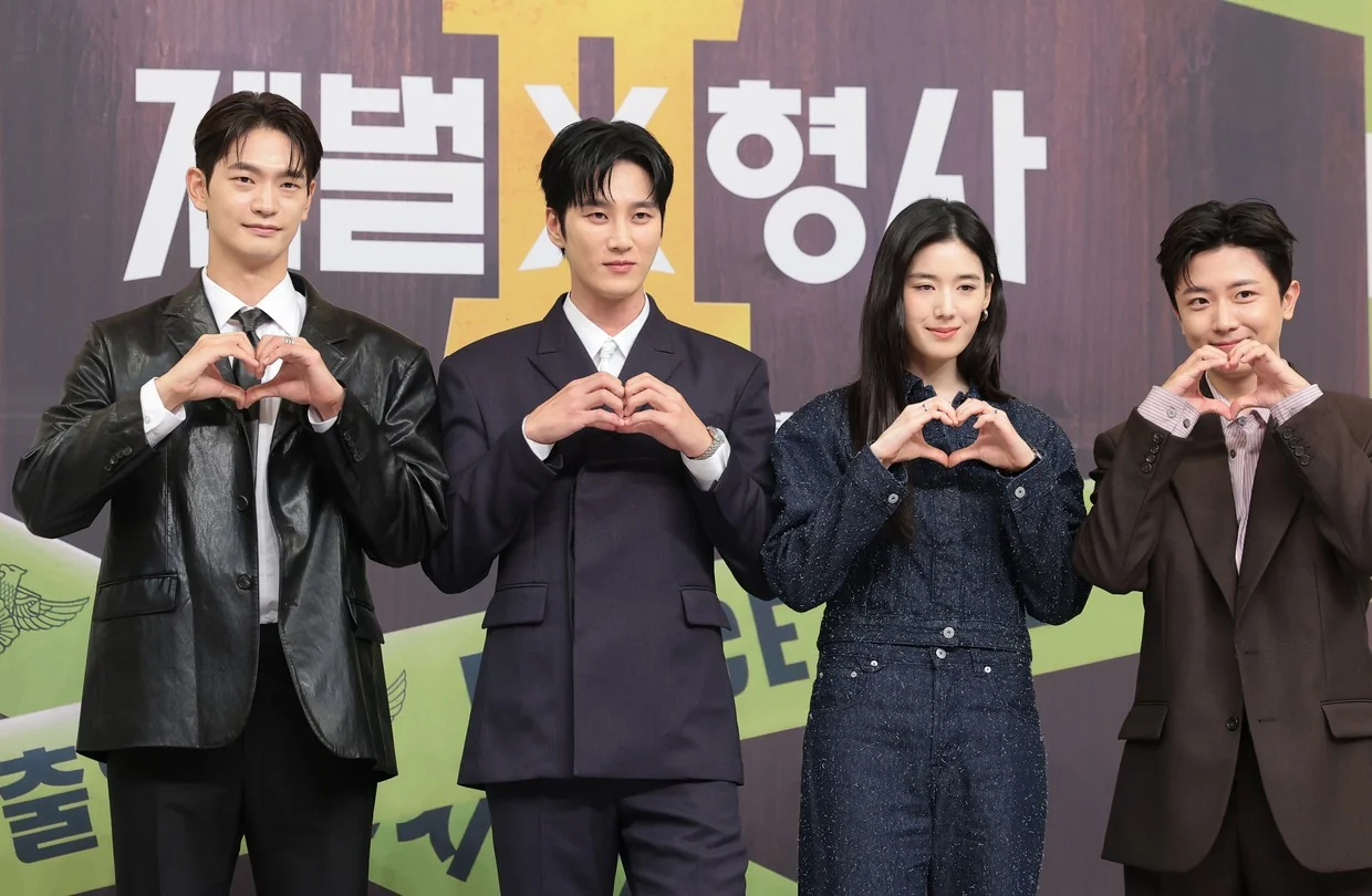 진이수의 ‘돈발 수사’와 룸메이드 포섭 작전 / '재벌X형사2' 캐스트가 하트 포즈로 애정 표현하며 팬들의 사랑을 호소했다. (사진=뉴스1)