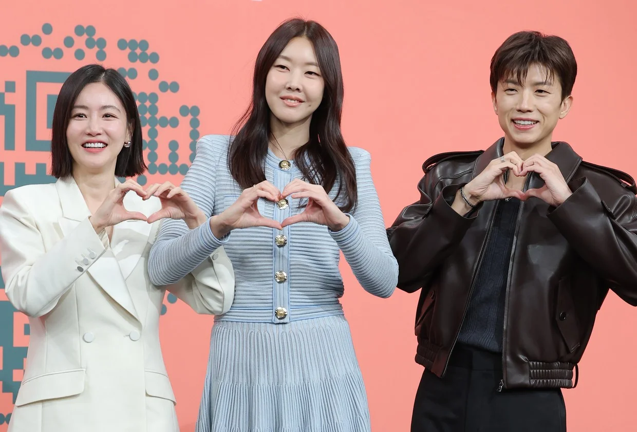 황우슬혜·김욱·조윤, '누난 내게 여자야' 제작발표회서 하트 손가락으로 애정 표현 (사진=뉴스1)
