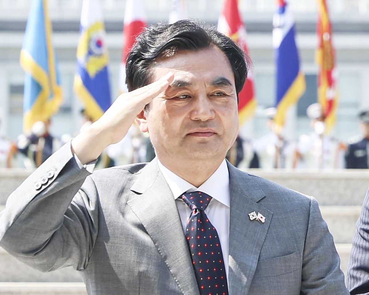 안규백 국방부 장관 자료 사진. 안규백 장관은 지난 20일 서울 여의도 국회 국방위원회 전체회의에서 나왔다. 안 장관은 이 자리에서 탈영 의혹 관련 병적기록부 공개를 요구하는 천하람 개혁신당 의원에게 '하늘을 우러러 한 점 부끄러움이 없다'라며 '완전 사실과 다른 내용'이라고 말했다. 그러면서 '만약 탈영 이런 부분이 있다면 제가 한기호 의원 아들'이라며 '제가 공직을 그만둔 뒤 이런 부분에 대해 법적, 행정적 절차를 가지고 마무리할 생각'이라고 덧붙였다. / 뉴스1