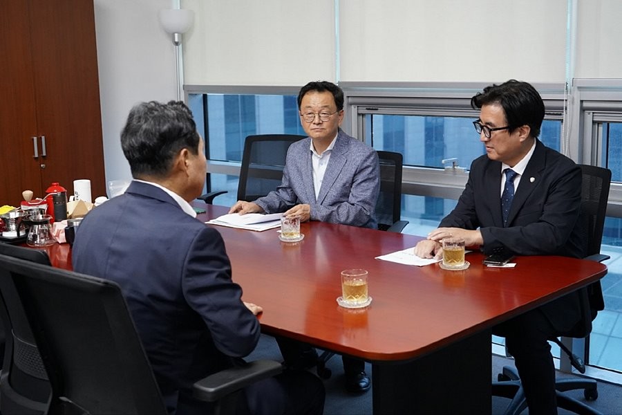민경선 고양특례시장(왼쪽)이 대도시권광역교통위원회에 철도망 확충 등 주요 교통 현안에 대한 정부 지원을 요청했다