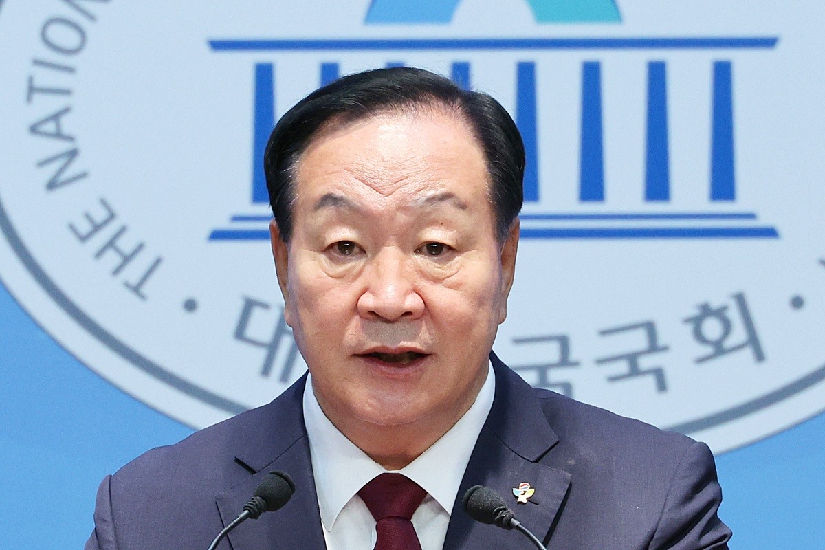 한기호 국민의힘 의원 자료 사진. 한기호 의원은 안규백 국방부 장관이 자신의 과거 군무이탈 의혹을 부인하면서 '탈영했다면 제가 한기호 의원 아들'이라고 말한 것과 관련해 '졸지에 장관 아들을 한 명 입양하게 생겼다'라고 응수했다. 한 의원은 21일 페이스북에 올린 글에서 '추호도 입양할 마음이 없는데 굳이 입양하겠다고 하니 받아들여야겠다'라며 이렇게 밝혔다. 앞서 안규백 장관은 전날(20일) 국회 국방위원회 전체회의에서 군무이탈 의혹이 제기되자 '하늘을 우러러 한 점 부끄러움 없다. 완전히 사실과 다른 내용'이라며 '만약에 제가 탈영, 이런 부분이 있다면 한기호 의원 아들'이라고 언급했다. 이는 앞서 한기호 의원이 해당 의혹을 처음 제기한 것을 겨냥한 발언이었다. / 뉴스1