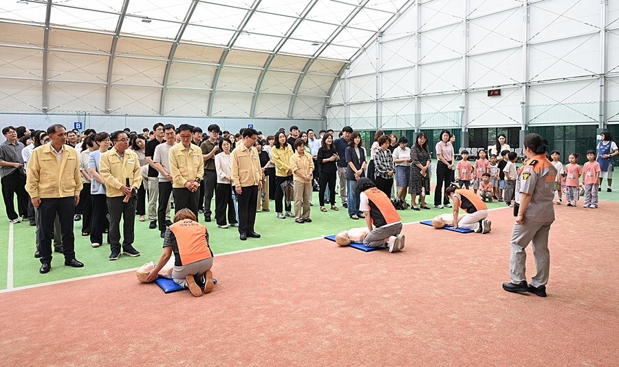 8월 20일 시청에서 열린 2026년 을지연습 연계 공습 대비 민방위 훈련에서 심폐소생술 실습이 진행되고 있다