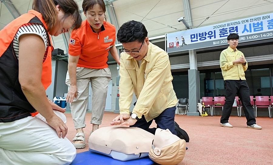 김원기 의정부시장이 8월 20일 시청에서 열린 2026년 을지연습 연계 공습 대비 민방위 훈련에서 심폐소생술 실습을 하고 있다