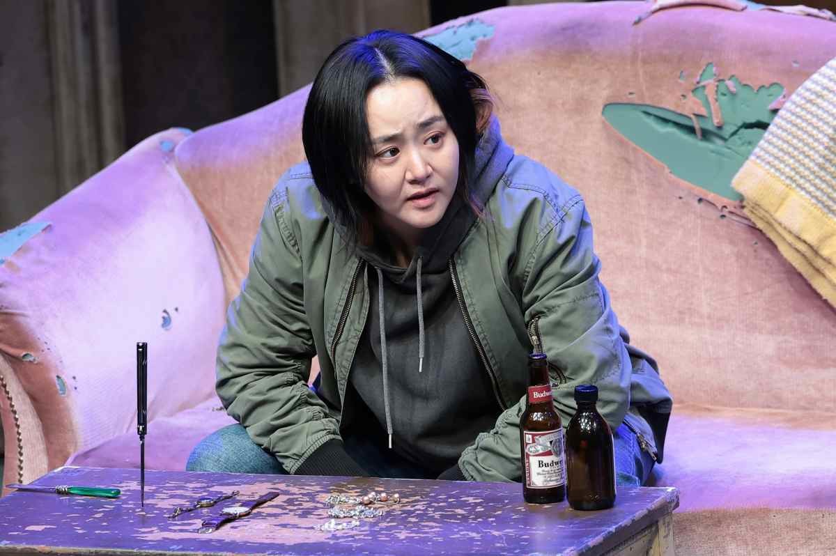 배우 문근영이 지난 3월 서울 종로구 대학로 티오엠에서 열린 연극 ‘오펀스’ 프레스콜에서 열연을 펼치고 있다. / 뉴스1
