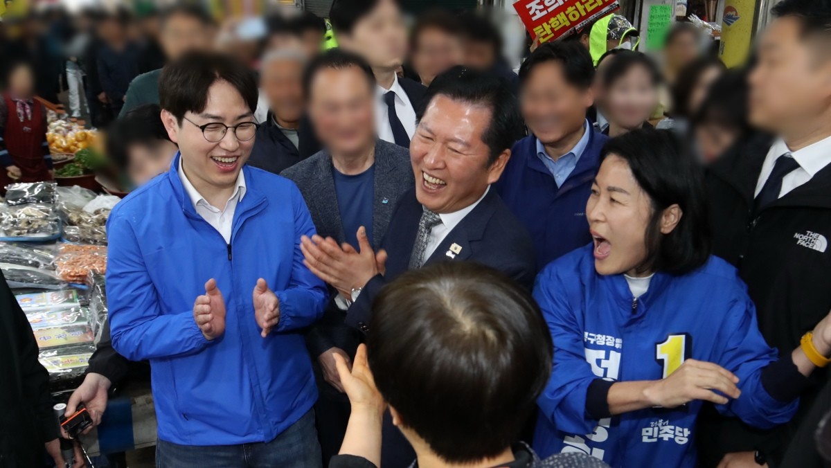 정청래 더불어민주당 의원과 하정우 지역위원장이 5월 3일 부산 북구 구포시장을 찾아 상인들과 인사를 나눈 6·3 국회의원 보궐선거 유세 당시 자료사진. / 뉴스1