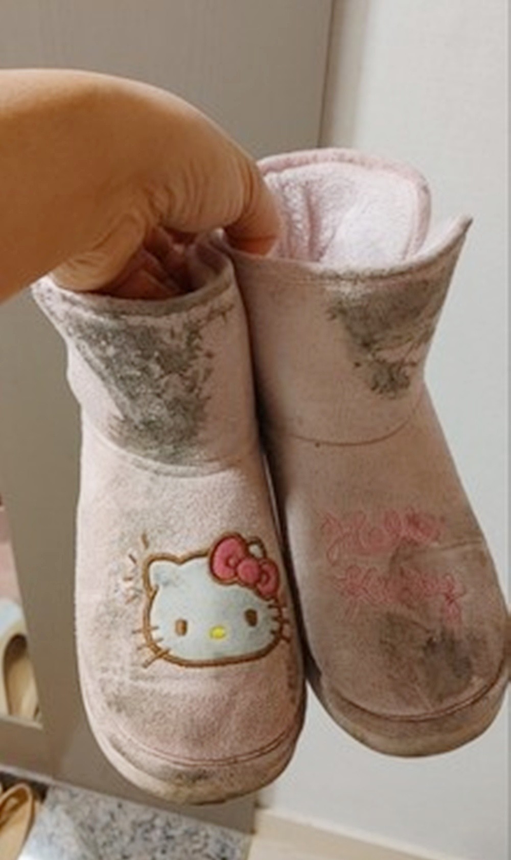 사고 이후 김 양의 신발에 남은 타이어 자국. 초등학생 여자아이를 차로 들이받은 뒤 도주한 혐의로 재판에 넘겨진 70대 남성이 항소심에서도 공소기각 판결을 받았다. 김 양의 부모는 재판 과정에서 제출했던 탄원서에서 '아이가 차에 치였을 때 숨이 안 쉬어질 정도로 아팠다고 한다'라며 '사고 이후 사고가 난 도로를 지날 때마다 딸아이가 사고 당시를 떠올리며 힘들어해 이사까지 가야 했다'라고 호소했다. / 김 양 아버지 제공-연합뉴스