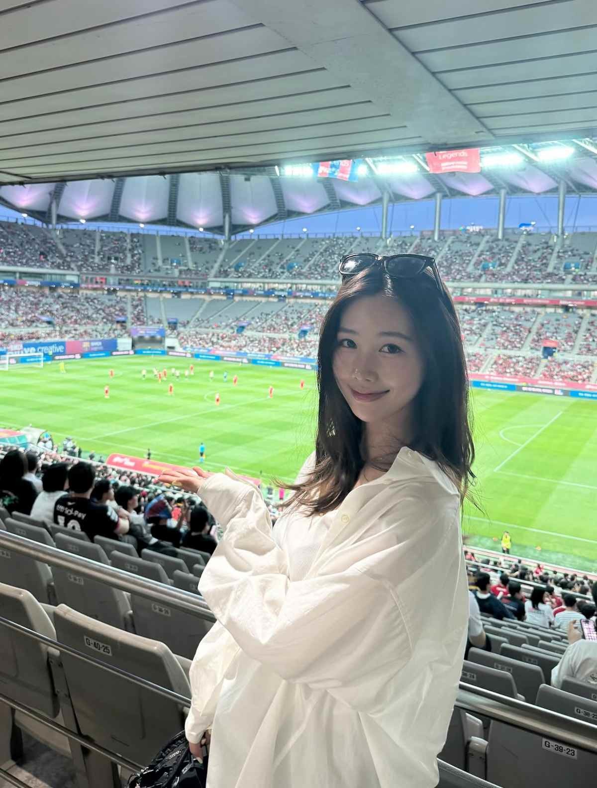 축구 경기장에서 사진 찍고 있는 김가현 아나운서 / 김가현 인스타그램