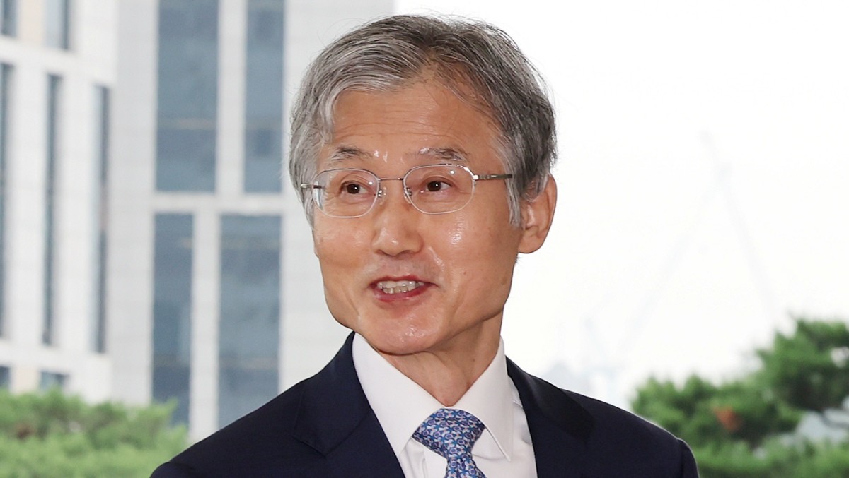 조희대 대법원장이 21일 오전 서울 서초구 대법원으로 출근하며 취재진 질문에 답하고 있다. / 뉴스1