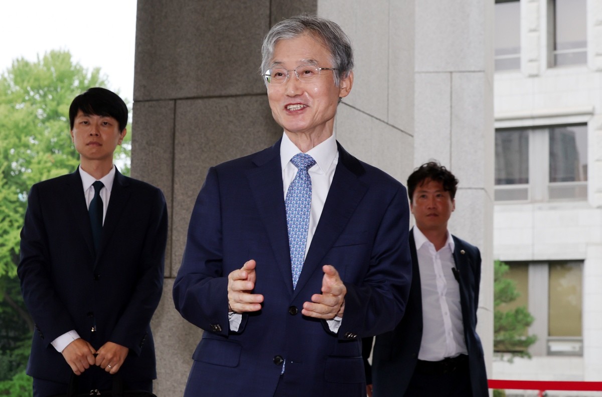 조희대 대법원장이 21일 오전 서울 서초구 대법원으로 출근하며 취재진 질문에 답하고 있다. / 뉴스1
