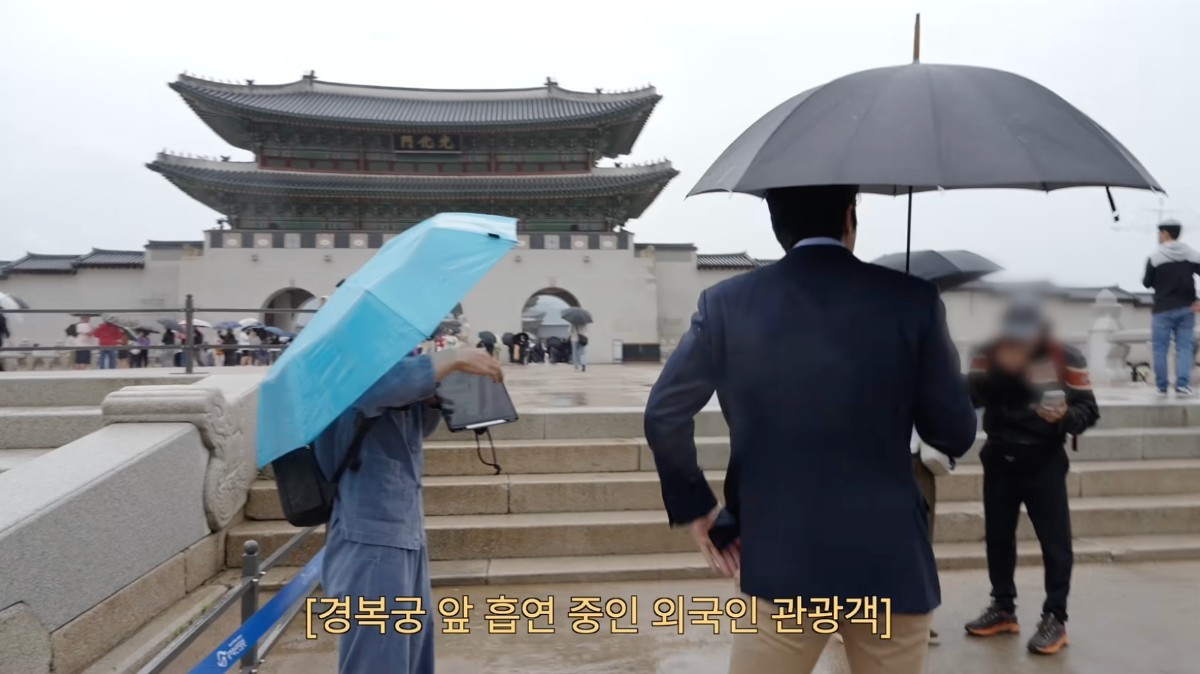 경복궁 앞에서 담배 피우는 외국인을 발견한 최시원 / 유튜브 '최시원 Siwon Choi'