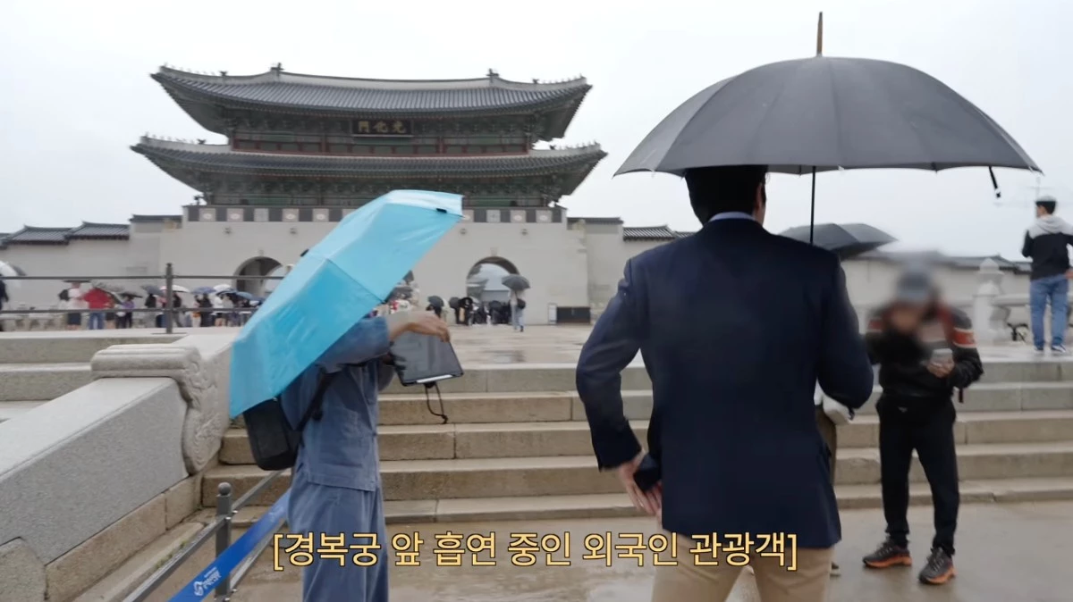 경복궁 앞에서 담배 피우는 외국인을 발견한 최시원 / 유튜브 '최시원 Siwon Choi'