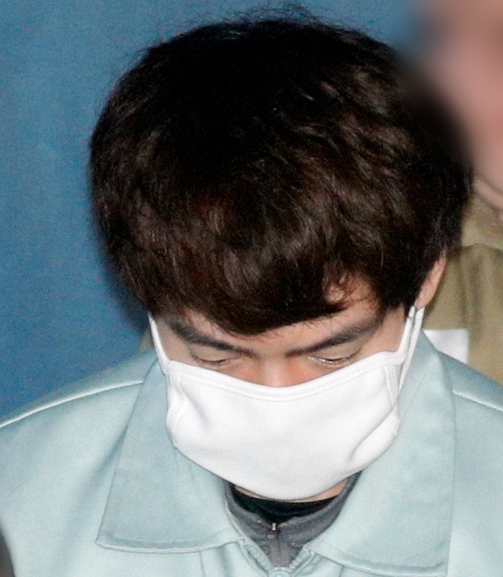 무면허 음주운전을 하다가 추돌사고를 낸 뒤 현장에서 도주한 혐의로 구속 기소된 배우 손승원이 2019년 3월 14일 오전 서울 서초구 중앙지방법원에서 열린 도로교통법위반 등 공판기일에 출석하고 있다. / 뉴스1