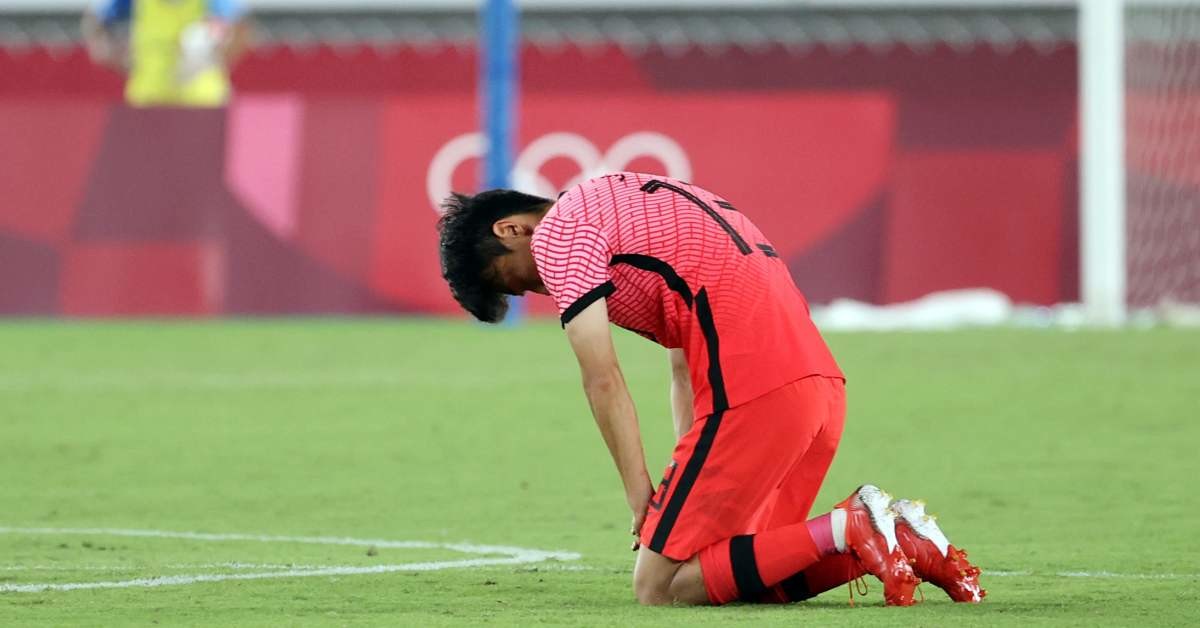 2020년 대한민국 김진야가 일본 요코하마 국제경기장에서 열린 '2020 도쿄올림픽' 조별리그 B조 3차전 대한민국과 온두라스의 축구 경기에서 6대0으로 승리를 거둔 기도하고 있다. / 뉴스1