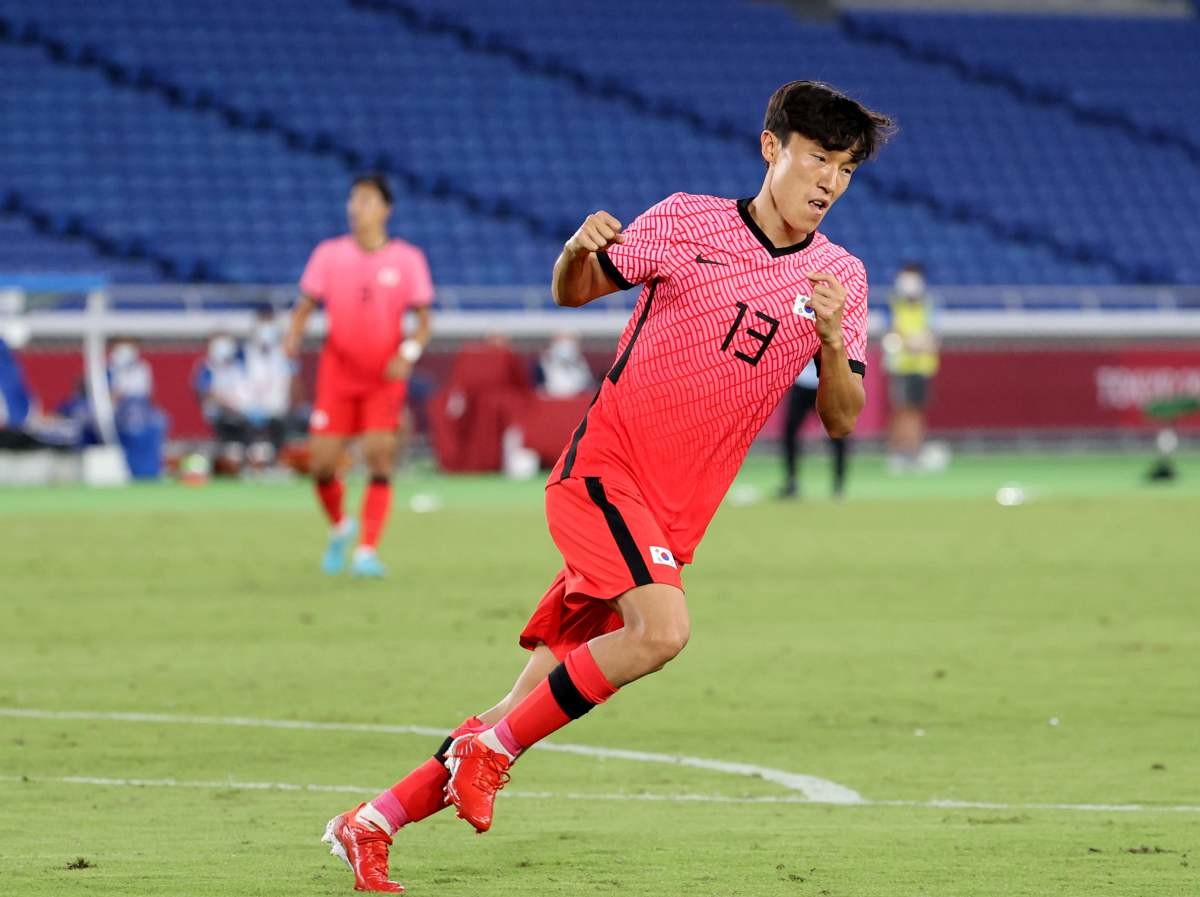 2020년 대한민국 김진야가 일본 요코하마 국제경기장에서 열린 '2020 도쿄올림픽' 조별리그 B조 3차전 대한민국과 온두라스의 축구 경기에서 추가골을 넣은 후 기뻐하고 있다. / 뉴스1