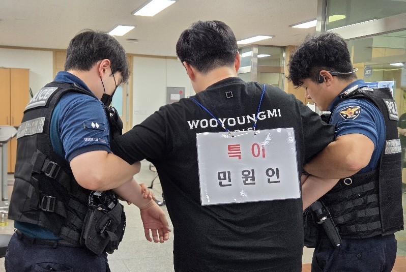 대전 대덕구 비래동이 민원 응대 과정에서 발생할 수 있는 비상 상황 대응 모의훈련을 실시하고 있다./사진=대덕구