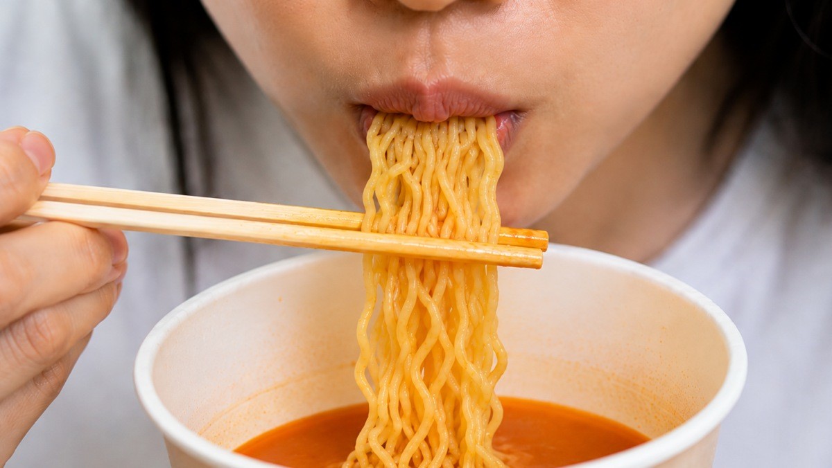 컵라면을 먹는 사람. 기사 내용의 이해를 돕기 위해 AI툴로 생성한 자료사진.