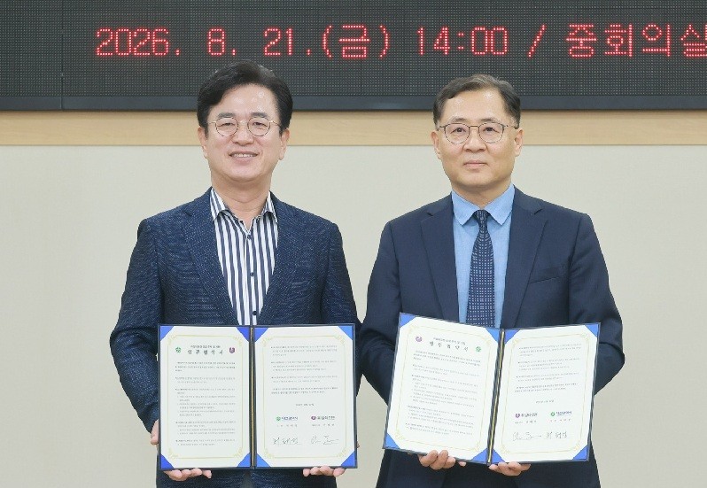 허태정 대전시장과 전태연 ㈜알테오젠 사장이 21일 대전시청에서 2532억 원 규모의 투자와 135명 신규 고용을 위한 업무협약을 체결한 뒤 기념촬영을 하고 있다./사진=대전시