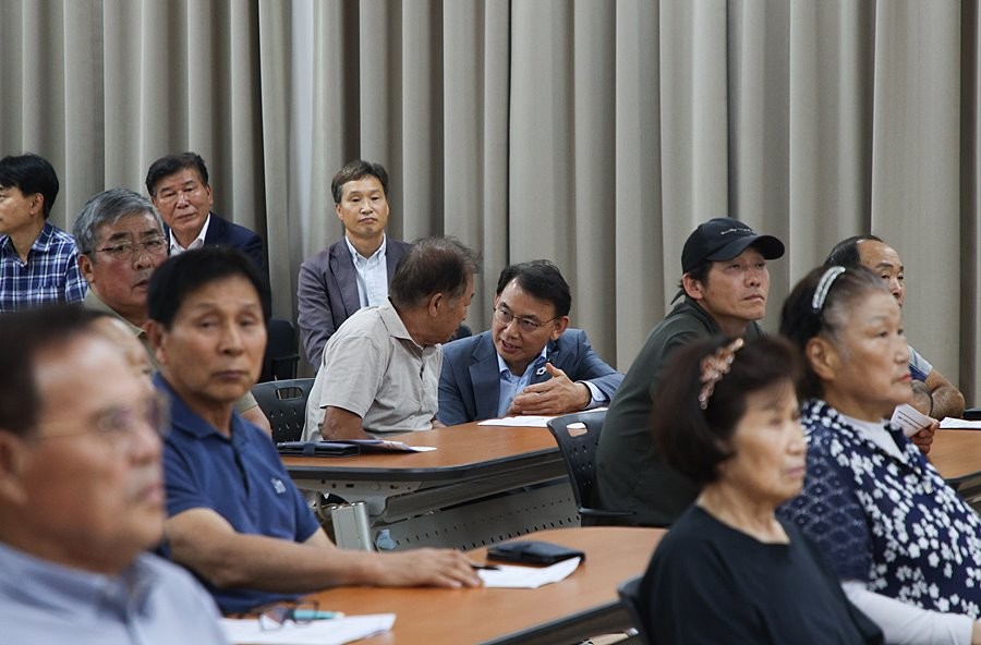 최현덕 시장이 농지 전수조사 권역별 설명회에서 주민 의견을 청취하며 소통하고 있다