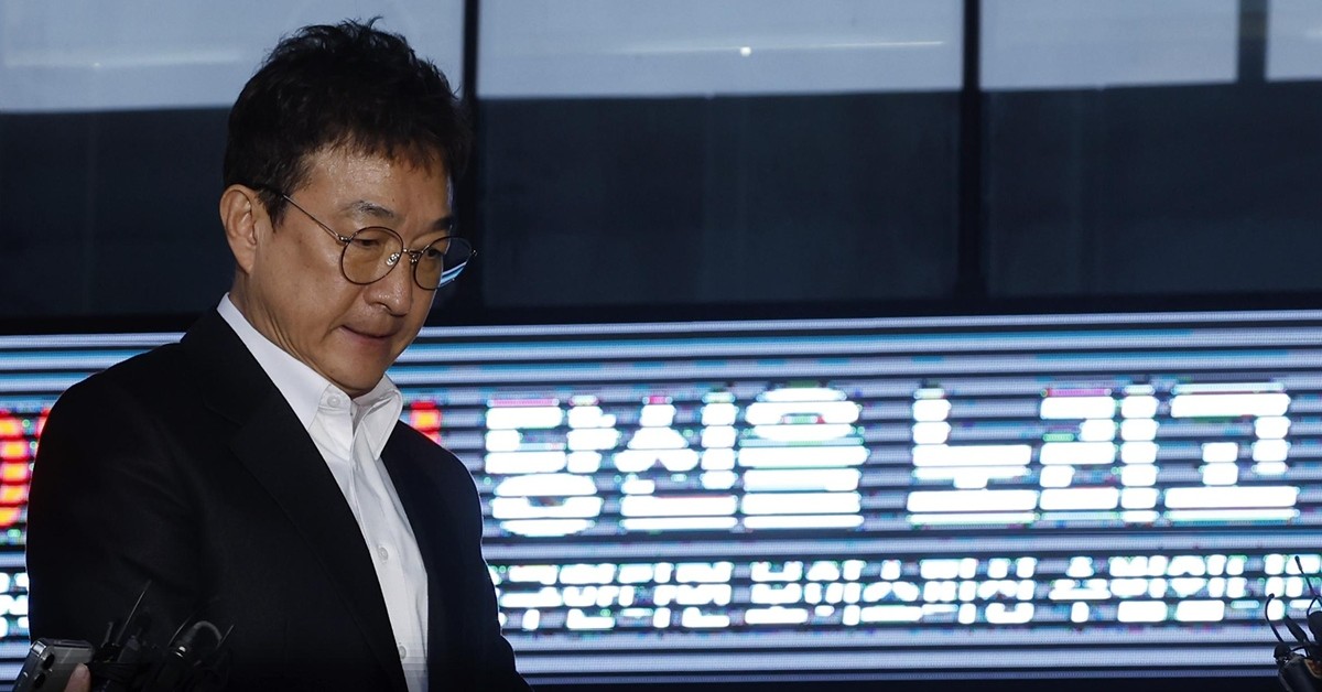 음주운전을 시인한 배우 이재룡이 지난 3월 10일 오후 서울 강남경찰서 교통조사계에서 피의자 신분으로 조사를 받고 나오고 있다. 이 씨는 지난 6일 오후 11시쯤 서울 지하철 9호선 삼성중앙역 인근에서 차량을 몰다 중앙분리대를 들이받고 도주한 혐의를 받는다. / 뉴스1