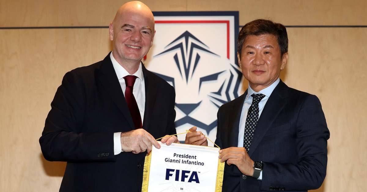 지아니 인판티노 국제축구연맹(FIFA) 회장이 2024년 서울 종로구 축구회관을 방문해 정몽규 대한축구협회 회장에게 페넌트를 전달 하고 있다. / 뉴스1