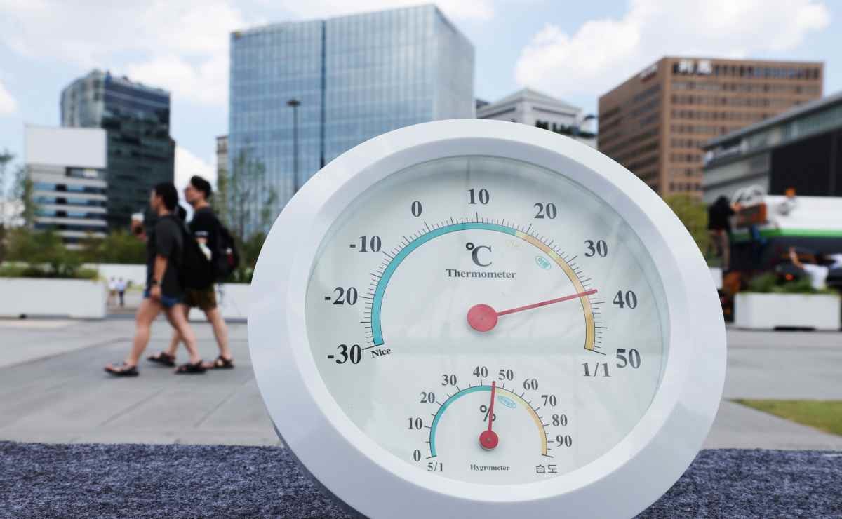 기록적인 폭염이 이어지는 지난 7일 서울 종로구 광화문광장에서 지열의 영향을 받은 온도계가 40도에 가까운 수치를 가리키고 있다. / 뉴스1