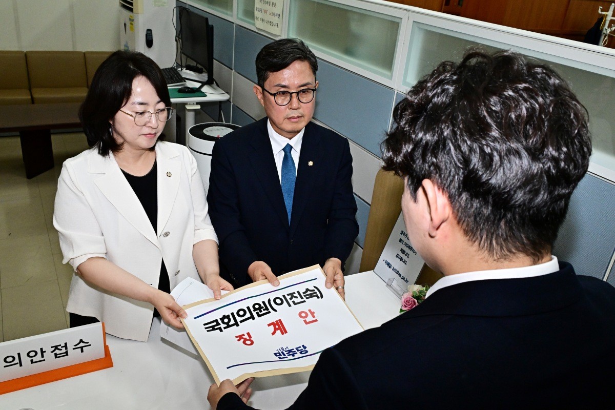 이주희 더불어민주당 원내대변인과 전남광주통합특별시당위원장인 안도걸 의원이 21일 서울 여의도 국회 의안과에 이진숙 국민의힘 의원 징계안을 제출하고 있는 모습. / 뉴스1-공동취재